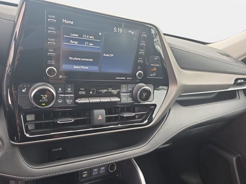 Used 2022 Toyota Highlander XLE AWD/4WD image 20