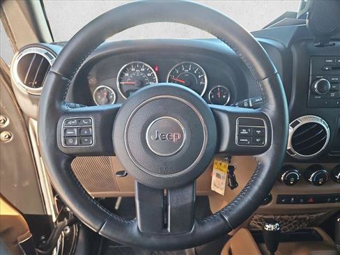 Used 2018 Jeep Wrangler Sahara w/ Connectivity Group AWD/4WD image 13