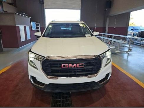 Used 2024 Chevrolet Equinox LS image 2