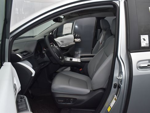 Used 2025 Toyota Sienna XLE FWD image 12
