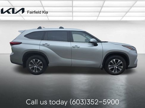 Used 2022 Toyota Highlander XLE AWD/4WD image 6
