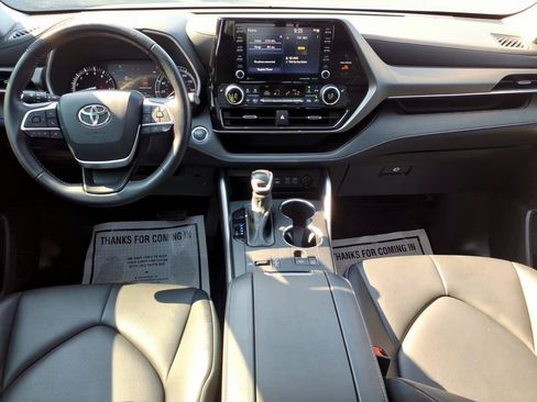 Used 2022 Toyota Highlander XLE FWD image 11