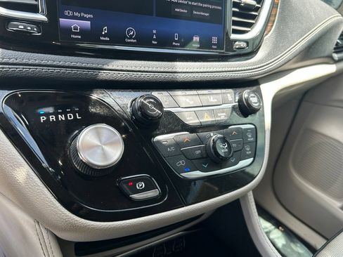 Used 2021 Chrysler Pacifica Limited AWD/4WD image 23