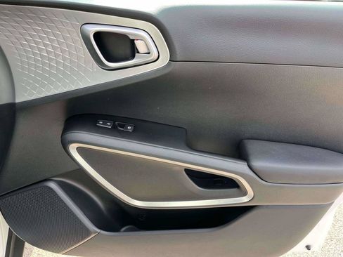 Used 2025 Kia Soul LX w/ LX Technology Package FWD image 10