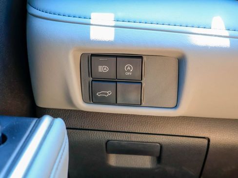 Used 2024 Toyota Highlander XLE FWD image 22