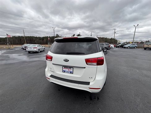Used 2017 Kia Sedona LX w/ LX Essentials Premium Package image 5