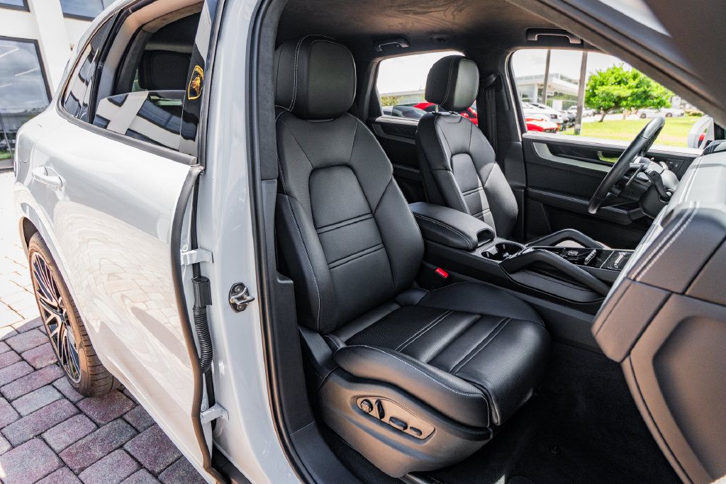 Used 2025 Porsche Cayenne Turbo AWD/4WD image 32