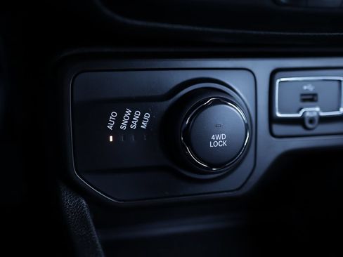 Used 2020 Jeep Renegade Latitude w/ Cold Weather Group AWD/4WD image 18