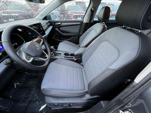 Used 2025 Volkswagen Jetta SE image 27