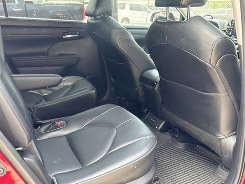 Used 2021 Toyota Highlander XLE FWD image 14
