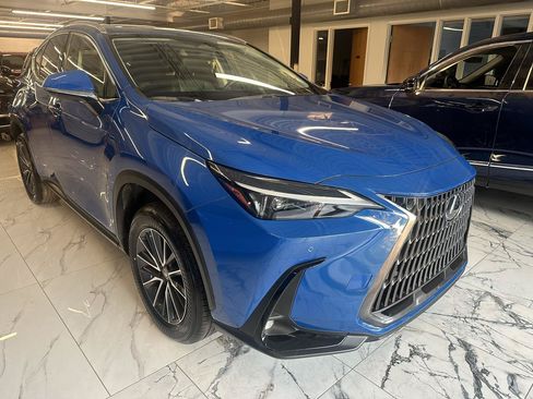Used 2025 Lexus NX 250 FWD w/ Towing Package (2000 Lbs) image 3