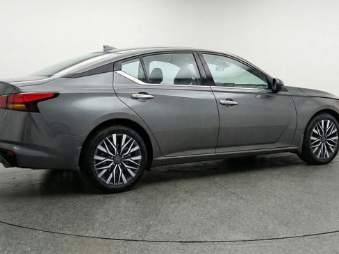 Used 2025 Nissan Altima 2.5 SV FWD image 9