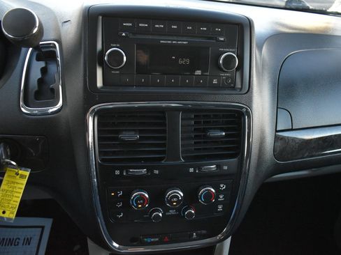 Used 2016 Dodge Grand Caravan SXT image 26
