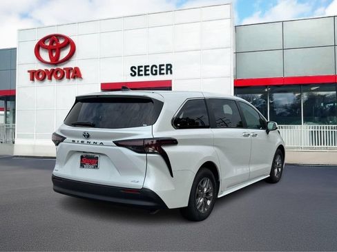 Used 2025 Toyota Sienna XLE FWD image 3