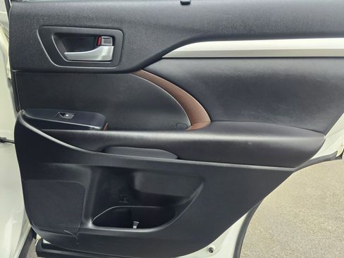 Used 2017 Toyota Highlander XLE AWD/4WD image 27