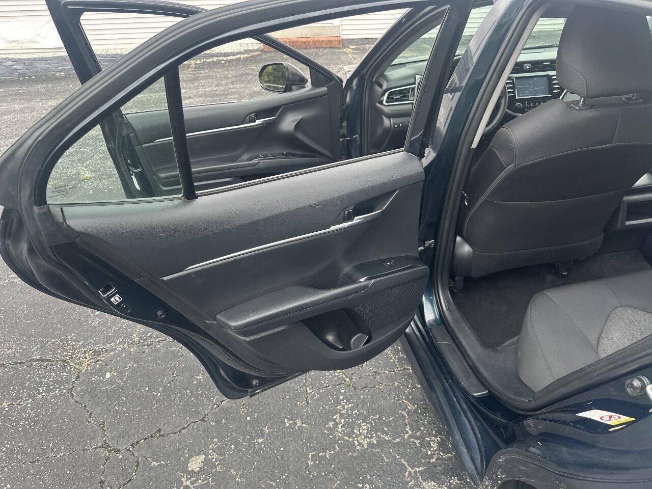 Used 2018 Toyota Camry LE FWD image 8