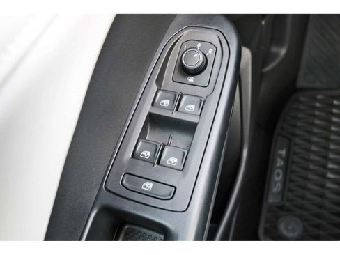 Used 2025 Volkswagen Taos SE image 20