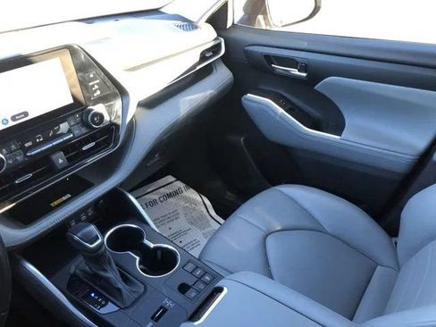 Used 2023 Toyota Highlander XLE FWD image 15