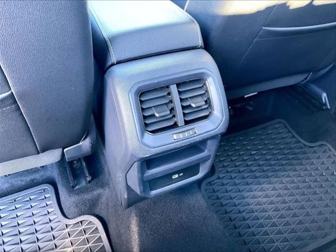 Used 2022 Volkswagen Taos SE w/ Panoramic Sunroof Package image 29