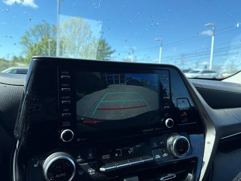 Used 2021 Toyota Highlander XLE AWD/4WD image 16