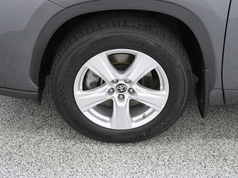Used 2025 Toyota Highlander LE AWD/4WD image 11