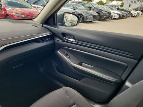 Certified 2025 Nissan Altima 2.5 SV FWD image 19