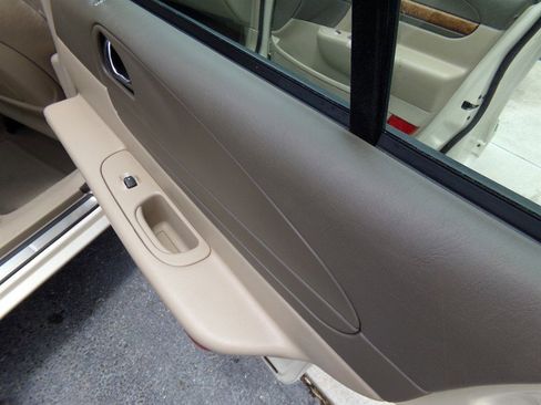 Used 2001 Lincoln Continental image 74