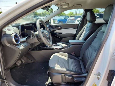 Used 2025 Chevrolet Trax LT FWD image 20