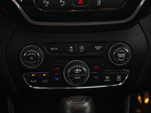 Used 2022 Jeep Cherokee Limited AWD/4WD image 17