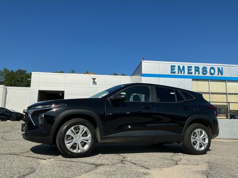 Used 2024 Chevrolet Trax LS FWD image 2
