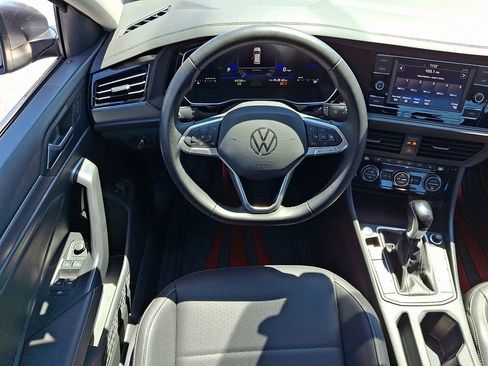 Used 2024 Volkswagen Jetta SE FWD image 13
