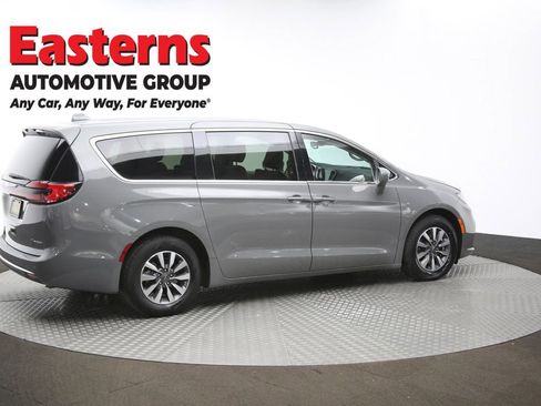 Used 2022 Chrysler Pacifica Touring-L FWD image 43