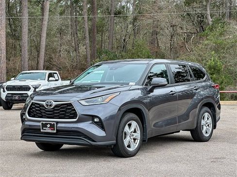 Certified 2023 Toyota Highlander LE image 4