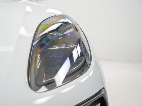 Certified 2026 Porsche Macan AWD/4WD image 6