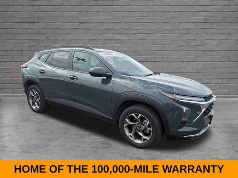 Used 2025 Chevrolet Trax LT FWD image 7