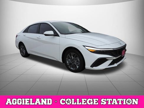 Used 2024 Hyundai Elantra SEL FWD image 3