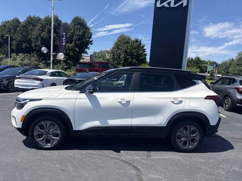 Used 2024 Kia Seltos S AWD/4WD image 2