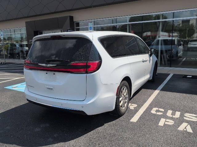 Used 2024 Chrysler Pacifica Touring-L FWD image 7