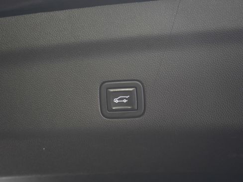 Used 2022 GMC Yukon SLT AWD/4WD image 11