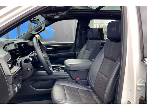 Used 2025 Chevrolet Suburban High Country AWD/4WD image 27