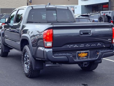 Used 2017 Toyota Tacoma TRD Off-Road w/ Premium & Technology Package AWD/4WD image 22
