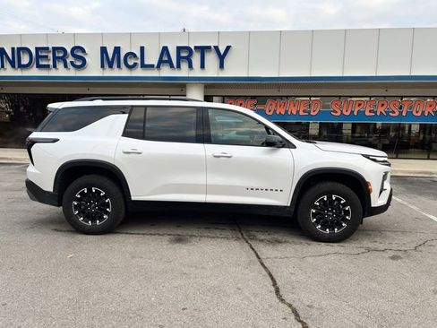 Used 2025 Chevrolet Traverse Z71 w/ Driver Confidence Package image 3