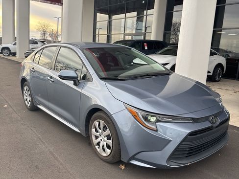 Used 2023 Toyota Corolla LE image 3