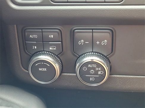 Used 2023 GMC Yukon XL SLT w/ SLT Premium Package image 17