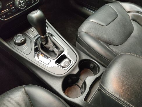 Used 2019 Jeep Cherokee Limited AWD/4WD image 26
