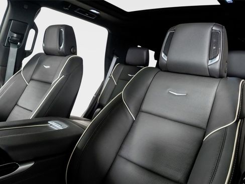 Used 2026 Cadillac Escalade Sport image 3