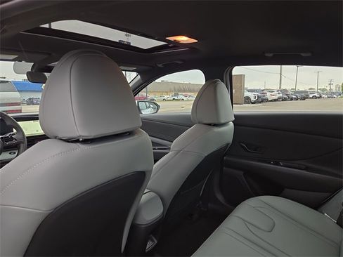 New 2025 Hyundai Elantra Limited image 31