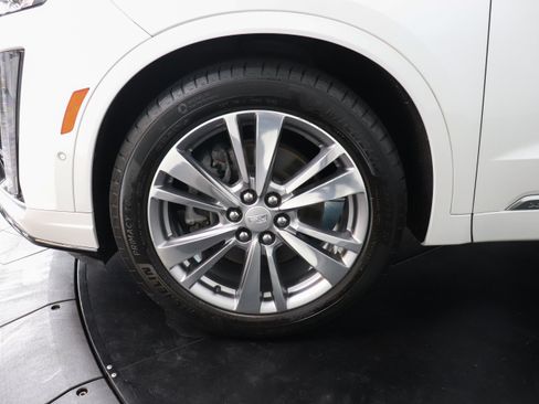 Used 2024 Cadillac XT6 Premium Luxury w/ Technology Package AWD/4WD image 11