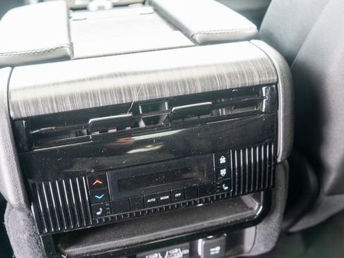 Used 2023 Jeep Wagoneer Series III w/ Premium Group I AWD/4WD image 21