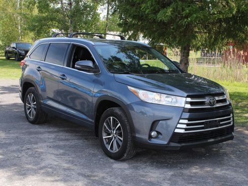 Used 2018 Toyota Highlander XLE AWD/4WD image 3